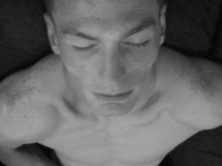 Charmanter Kerl - Alter: 29 / Widder - Alter: 183 / sportlich - Geschlecht: m&auml;nnlich - Ausrichtung: bisexuell - Haare: br&uuml;nett / sehr kurz - Piercing: keins - BH-Gr&ouml;&szlig;e:  - Hautfarbe: weiss - Augen: braun - Rasur: vollrasiert