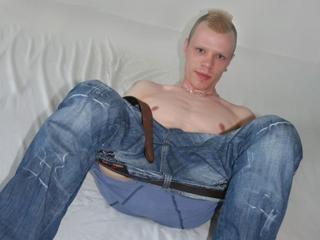 Geil und Live - Alter: 31 / Steinbock - Alter: 175 / sportlich - Geschlecht: m&auml;nnlich - Ausrichtung: bisexuell - Haare: blond / kurz - Piercing: Gesicht - BH-Gr&ouml;&szlig;e:  - Hautfarbe: weiss - Augen: blau - Rasur: teilrasiert