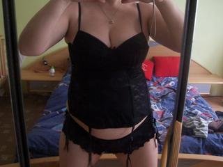 sexy Nachbarin -  Ich bin bereit, f&uuml;r alle Spiele mit... mmmm! Du wei&szlig;t bestimmt, was ich gerne mit dir spielen will!! Mein Mund macht dich richtig geil.