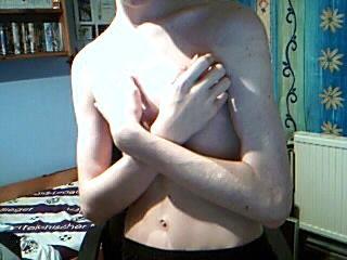 Sweetbody20 - Alter: 20 / Sch&uuml;tze - Alter: 180 / schlank - Geschlecht: m&auml;nnlich - Ausrichtung: heterosexuell - Haare: braun / kurz - Piercing: keins - BH-Gr&ouml;&szlig;e:  - Hautfarbe: weiss - Augen: gr&uuml;n - Rasur: nicht rasiert