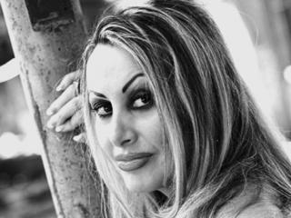 GODDESS - Snowboarding, Kitesurfing, Champagner und shopping. - Mein Wunsch ist dein Befehl - und die Welt liegt mir zu F&uuml;ssen! Ich bin eine naturveranlagte, extrovertierte, extravagante, mond&auml;ne, sadistische und dominante G&ouml;ttin! Meine Bestimmung ist es zu herrschen und euch zu dominieren. - Alter: 39 / Steinbock - Alter: 162 / sportlich - Geschlecht: weiblich - Ausrichtung: heterosexuell - Haare: blond / sehr lang - Piercing: keins - BH-Gr&ouml;&szlig;e: D - Hautfarbe: gebr&auml;unt - Augen: braun - Rasur: vollrasiert