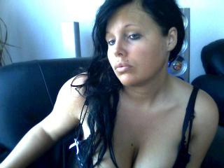 Nina 18 - Ich bin ein geiles Luder, und bei mir kommen M&auml;nner ganz auf ihre Kosten. Ich biete einen hei&szlig;en Body mit weiblichen Rundungen und einen hei&szlig;en Mund f&uuml;r geile Zungenspiele. Worauf wartest du noch? Meine nasse Pu**y wartet schon.