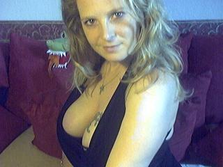 Sexy La Luna - Vielleicht deine s&uuml;sse, geile Nachbarin - ganz privat!? - bumsen,schlampe,pussy