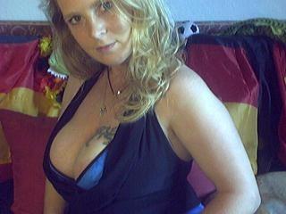 Sexy La Luna - Alter: 38 / Wassermann - Alter: 166 / normal - Geschlecht: weiblich - Ausrichtung: heterosexuell - Haare: blond / lang - Piercing: keins - BH-Gr&ouml;&szlig;e: E und mehr - Hautfarbe: gebr&auml;unt - Augen: blau - Rasur: vollrasiert