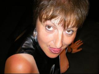Wet-Michelle - Alter: 45 / Stier - Alter: 171 / normal - Geschlecht: weiblich - Ausrichtung: bisexuell - Haare: br&uuml;nett / mittellang - Piercing: mehrere - BH-Gr&ouml;&szlig;e: C - Hautfarbe: gebr&auml;unt - Augen: braun - Rasur: vollrasiert