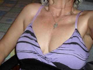 Julie - Alter: 42 / Steinbock - Alter: 162 / schlank - Geschlecht: weiblich - Ausrichtung: heterosexuell - Haare: blond / kurz - Piercing: keins - BH-Gr&ouml;&szlig;e: C - Hautfarbe: weiss - Augen: gr&uuml;n - Rasur: teilrasiert