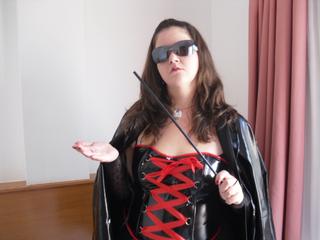 Domina Aaliyah - Schwimmen und Dessous kaufen. - Domina Aaliyah ist nur mit Herrin, Mistress oder Lady anzureden. Duzen oder nur mit Namen anreden ist nicht gestattet. Strenge, Dominanz und Erhabenheit strahlt die Lady aus und erwartet von ihren Unterw&uuml;rfigen Gehorsam und Treue. Falls dies nicht der Fall ist, lehnt die Herrin weiteren Kontakt ab oder, im schlimmsten Fall, tritt eine harte Bestrafung ein. Der Sub hat sich mit vollem Vertrauen in die H&auml;nde der Lady zu begeben und die Anweisungen zu befolgen, die er aufgetragen bekommt. - Alter: 23 / Fische - Alter: 176 / kr&auml;ftig - Geschlecht: weiblich - Ausrichtung: bisexuell - Haare: br&uuml;nett / lang - Piercing: keins - BH-Gr&ouml;&szlig;e: C - Hautfarbe: weiss - Augen: braun - Rasur: vollrasiert