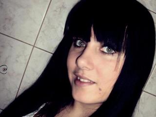 Cornelia1990 - Alter: 20 / Waage - Alter: 164 / schlank - Geschlecht: weiblich - Ausrichtung: heterosexuell - Haare: br&uuml;nett / sehr lang - Piercing: Brustwarze - BH-Gr&ouml;&szlig;e: C - Hautfarbe: weiss - Augen: gr&uuml;n - Rasur: vollrasiert