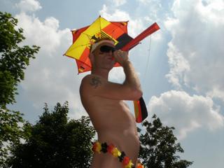Tomsens Hingabe - Alter: 33 / Sch&uuml;tze - Alter: 180 / schlank - Geschlecht: m&auml;nnlich - Ausrichtung: bisexuell - Haare: blond / kurz - Piercing: Intimpiercing - BH-Gr&ouml;&szlig;e:  - Hautfarbe: gebr&auml;unt - Augen: blau - Rasur: vollrasiert