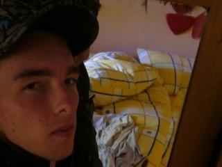 Alex20cm!!!! - Alter: 20 / Krebs - Alter: 180 / schlank - Geschlecht: m&auml;nnlich - Ausrichtung: bisexuell - Haare: blond / kurz - Piercing: keins - BH-Gr&ouml;&szlig;e:  - Hautfarbe: gebr&auml;unt - Augen: braun - Rasur: vollrasiert