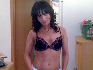 DirtyTina - Alter: 35 / Steinbock - Alter: 158 / schlank - Geschlecht: weiblich - Ausrichtung: heterosexuell - Haare: schwarz / lang - Piercing: keins - BH-Gr&ouml;&szlig;e: A - Hautfarbe: gebr&auml;unt - Augen: braun - Rasur: vollrasiert