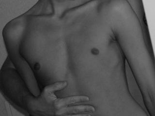 sexymen2 - Alter: 22 / Steinbock - Alter: 174 / schlank - Geschlecht: m&auml;nnlich - Ausrichtung: homosexuell - Haare: braun / kurz - Piercing: keins - BH-Gr&ouml;&szlig;e:  - Hautfarbe: gebr&auml;unt - Augen: gr&uuml;n - Rasur: vollrasiert