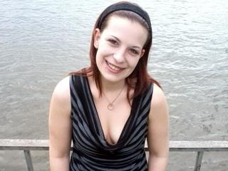 Bina18 - Alter: 20 / Widder - Alter: 156 / schlank - Geschlecht: weiblich - Ausrichtung: bisexuell - Haare: braun / sehr lang - Piercing: mehrere - BH-Gr&ouml;&szlig;e: C - Hautfarbe: weiss - Augen: braun - Rasur: teilrasiert