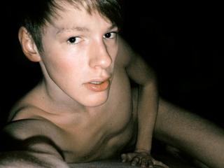 HornyAsHell - Alter: 18 / Steinbock - Alter: 183 / schlank - Geschlecht: m&auml;nnlich - Ausrichtung: homosexuell - Haare: braun / kurz - Piercing: keins - BH-Gr&ouml;&szlig;e:  - Hautfarbe: weiss - Augen: braun - Rasur: vollrasiert