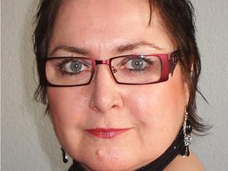 Manou - Sehr erotische, erfahrene Frau, mit sehr grossen Titten und dazu passendem K&ouml;rper, und mit Lust auf viele Spielarten der Erotik. Ich lege Wert auf Stil und gute Manieren, kann aber auch Dirty Talk. Ich trage schwarze, sexy Outfits mit High Heels, auch mal Nylons und Stiefeletten. Und jaaaa, ich mag auch j&uuml;ngere M&auml;nner, aber die reifen sind mir genauso lieb. &Uuml;brigens: Ich schaue auch gern zu!!!  