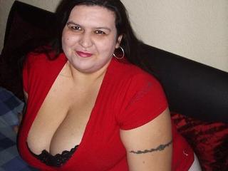 HoneyPussy - Alter: 33 / Jungfrau - Alter: 168 / mollig - Geschlecht: weiblich - Ausrichtung: bisexuell - Haare: schwarz / lang - Piercing: Gesicht - BH-Gr&ouml;&szlig;e: E und mehr - Hautfarbe: weiss - Augen: braun - Rasur: vollrasiert