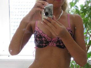 extrem hei&szlig; - Alter: 23 / Jungfrau - Alter: 170 / normal - Geschlecht: weiblich - Ausrichtung: heterosexuell - Haare: blond / sehr lang - Piercing: Brustwarze - BH-Gr&ouml;&szlig;e: C - Hautfarbe: gebr&auml;unt - Augen: blau - Rasur: vollrasiert