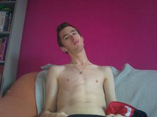 S&uuml;&szlig;er 21j- GayBoy  - Hier wird dir heiss! Sieh mir zu, und mach mit. =) Dich erwartet ein junger, 21j&auml;hriger, schwuler Boy. Lass mich DICH verw&ouml;hnen. Sowas hast du noch nie erlebt. Komm zu mir, und &uuml;berzeuge dich selbst. Und mit etwas Gl&uuml;ck betrittst du den Chat w&auml;hrend ich dusche. 