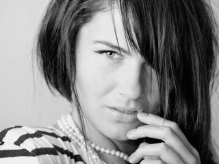 SweetAaliyah - Alter: 19 / Stier - Alter: 176 / normal - Geschlecht: weiblich - Ausrichtung: heterosexuell - Haare: schwarz / mittellang - Piercing: Zunge - BH-Gr&ouml;&szlig;e: B - Hautfarbe: gebr&auml;unt - Augen: blau - Rasur: vollrasiert