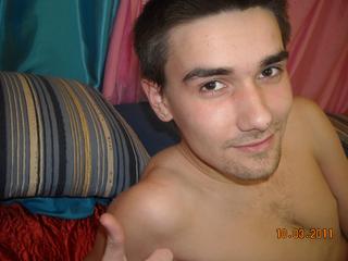 Sexy man! - Alter: 22 / Waage - Alter: 175 / schlank - Geschlecht: m&auml;nnlich - Ausrichtung: bisexuell - Haare: br&uuml;nett / kurz - Piercing: keins - BH-Gr&ouml;&szlig;e:  - Hautfarbe: weiss - Augen: braun - Rasur: teilrasiert