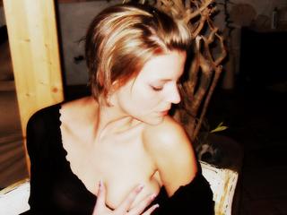 DirtyVicky - Hi, ich bin Vicky und stehe auf geilen und versauten Sex. Ich liebe es hart, aber auch zart und probiere gerne neue Sachen aus. Magst du es mit mir zusammen ausprobieren? Dann komm zu mir, und lasse dich in meinem Chat von mir und meinem sexy Body vew&ouml;hnen. Ich warte auf dich! 