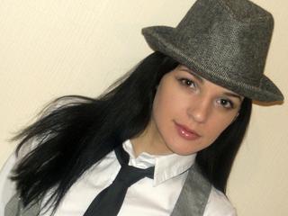 Issabella - Alter: 21 / Krebs - Alter: 180 / schlank - Geschlecht: weiblich - Ausrichtung: heterosexuell - Haare: braun / lang - Piercing: keins - BH-Gr&ouml;&szlig;e: C - Hautfarbe: weiss - Augen: braun - Rasur: teilrasiert