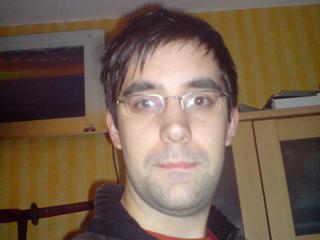 TobiHat19cm - Alter: 25 / Wassermann - Alter: 175 / normal - Geschlecht: m&auml;nnlich - Ausrichtung: heterosexuell - Haare: braun / kurz - Piercing: keins - BH-Gr&ouml;&szlig;e:  - Hautfarbe: gebr&auml;unt - Augen: braun - Rasur: vollrasiert
