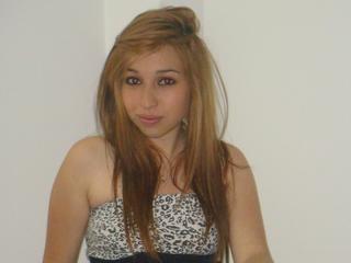 KARLA - Alter: 20 / Fische - Alter: 155 / normal - Geschlecht: weiblich - Ausrichtung: bisexuell - Haare: blond / sehr lang - Piercing: keins - BH-Gr&ouml;&szlig;e: B - Hautfarbe: latina - Augen: braun - Rasur: nicht rasiert