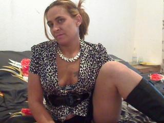Luder Svenja - Alter: 29 / Sch&uuml;tze - Alter: 165 / normal - Geschlecht: weiblich - Ausrichtung: bisexuell - Haare: br&uuml;nett / lang - Piercing: Intimpiercing - BH-Gr&ouml;&szlig;e: B - Hautfarbe: gebr&auml;unt - Augen: gr&uuml;n - Rasur: vollrasiert