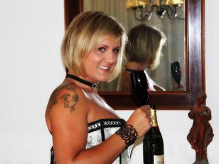 Coco-Diamond - Hi, Coco hier. ;-) Also, mit mir kannst Du Spass haben, lachen und viele andere Sachen erleben. Ich zeig mich so gern, und wenn Dich das scharf macht, dann geb ich noch mehr Gas!