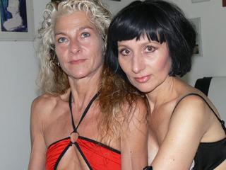Lady mit Zofe - Das Leben genie&szlig;en, kochen und Wein trinken. - Ich habe mir eine ergebene Zofe herangezogen und m&ouml;chte sie euch vorstellen. Ihr k&ouml;nnt in der Show mitbestimmen, was sie zu machen hat! - Alter: 37 / Fische - Alter:  / schlank - Geschlecht: Paar - Ausrichtung: bisexuell - Haare:  / lang - Piercing: keins - BH-Gr&ouml;&szlig;e:  - Hautfarbe: gebr&auml;unt - Augen: blau - Rasur: vollrasiert