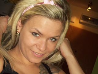 SexyChanell21 - Alter: 27 / Wassermann - Alter: 160 / schlank - Geschlecht: weiblich - Ausrichtung: bisexuell - Haare: blond / lang - Piercing: Zunge - BH-Gr&ouml;&szlig;e: B - Hautfarbe: weiss - Augen: gr&uuml;n - Rasur: vollrasiert
