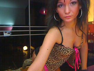 LadyLoucy - Ich bin eine Lady die dir zeigt, wo es lang geht. Meine Lack-Highheels werden dir die Sinne rauben, wenn ich dir meinen Absatz ins Gesicht halte, smile.