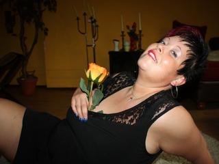BiancaCherie - Alter: 30 / Steinbock - Alter: 170 / mollig - Geschlecht: weiblich - Ausrichtung: heterosexuell - Haare: schwarz / kurz - Piercing: keins - BH-Gr&ouml;&szlig;e: E und mehr - Hautfarbe: gebr&auml;unt - Augen: blau - Rasur: vollrasiert