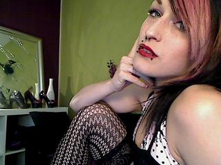 LadyBurlesque20 - Alter: 22 / Jungfrau - Alter: 158 / schlank - Geschlecht: weiblich - Ausrichtung: heterosexuell - Haare: schwarz / mittellang - Piercing: mehrere - BH-Gr&ouml;&szlig;e: B - Hautfarbe: gebr&auml;unt - Augen: blau - Rasur: vollrasiert