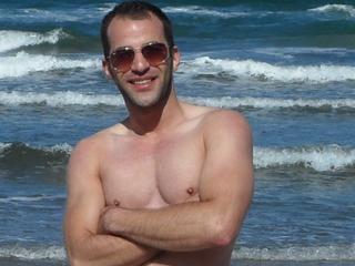 BobbyDick - Alter: 28 / Sch&uuml;tze - Alter: 178 / sportlich - Geschlecht: m&auml;nnlich - Ausrichtung: heterosexuell - Haare: schwarz / kurz - Piercing: keins - BH-Gr&ouml;&szlig;e:  - Hautfarbe: gebr&auml;unt - Augen: blau - Rasur: teilrasiert