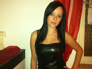 Ashlee - Hi, ich bin Ashlee, und ich stehe auf geilen und versauten Sex. Ich liebe Bi-Sex, Anal-Sex, und vor allem mag ich es, oral zu verw&ouml;hnen bzw. verw&ouml;hnt zu werden. Komm zu mir, und lass uns gemeinsam Spa&szlig; haben. :-)