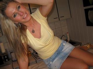 Linnda - Parties, Kino, Musik, Sauna und Massage. - Sexy und geile, gro&szlig;e Br&uuml;ste. S&uuml;ss und nett! Komm, und beurteile selbst. Besuch mich doch einfach in meinem Chat. - Alter: 21 / Krebs - Alter: 166 / schlank - Geschlecht: weiblich - Ausrichtung: heterosexuell - Haare: blond / lang - Piercing: keins - BH-Gr&ouml;&szlig;e: D - Hautfarbe: gebr&auml;unt - Augen: blau - Rasur: vollrasiert