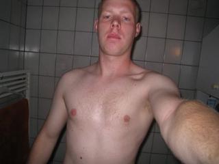 Patrick Live - Alter: 24 / Steinbock - Alter: 185 / normal - Geschlecht: m&auml;nnlich - Ausrichtung: bisexuell - Haare: blond / kurz - Piercing: keins - BH-Gr&ouml;&szlig;e:  - Hautfarbe: weiss - Augen: blau - Rasur: teilrasiert