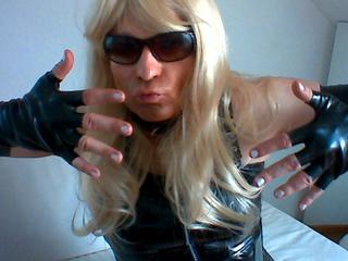 Michele39sexy - Tabuloser Switcher zeigt Euch eine dominante, oder devote Show in gl&auml;nzendem Lack, hautengem Latex und sexy High-Heels.