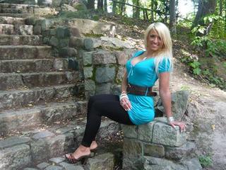 Natasha4Love - Alter: 21 / Waage - Alter: 165 / sportlich - Geschlecht: weiblich - Ausrichtung: bisexuell - Haare: blond / lang - Piercing: Bauchnabel - BH-Gr&ouml;&szlig;e: C - Hautfarbe: weiss - Augen: blau - Rasur: vollrasiert