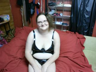 Hot Adeline - Alter: 23 / Waage - Alter: 172 / mollig - Geschlecht: weiblich - Ausrichtung: heterosexuell - Haare: braun / mittellang - Piercing: keins - BH-Gr&ouml;&szlig;e: C - Hautfarbe: weiss - Augen: braun - Rasur: vollrasiert