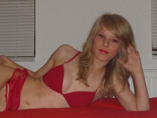 YoungArdena - Alter: 22 / Widder - Alter: 160 / schlank - Geschlecht: weiblich - Ausrichtung: heterosexuell - Haare: blond / lang - Piercing: keins - BH-Gr&ouml;&szlig;e: B - Hautfarbe: weiss - Augen: gr&uuml;n - Rasur: vollrasiert