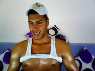 Kooteney - Alter: 23 / Steinbock - Alter: 181 / sportlich - Geschlecht: m&auml;nnlich - Ausrichtung: homosexuell - Haare: br&uuml;nett / sehr kurz - Piercing: Brustwarze - BH-Gr&ouml;&szlig;e:  - Hautfarbe: latina - Augen: braun - Rasur: vollrasiert