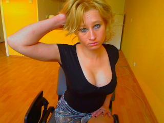 Darla - Alter: 24 / Widder - Alter: 165 / schlank - Geschlecht: weiblich - Ausrichtung: heterosexuell - Haare: blond / mittellang - Piercing: keins - BH-Gr&ouml;&szlig;e: C - Hautfarbe: weiss - Augen: braun - Rasur: vollrasiert