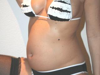 Schwangere Geilheit - Ich bin schwanger und so langsam platzen meine Titten fast aus jedem BH. Bin geil und zeige das gern. Mag es auch immer noch, meine geilen Outfits zu tragen, sowie geile Nylons. 