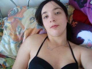 Anika18 - Junges Girl wartet im Chat auf dich, um dich zu verw&ouml;hnen. Ich stehe auf Sexspielzeug und ausgefallene Sexspiele. Rollenspiele und SM-Sex finde ich ebenfalls total geil. 