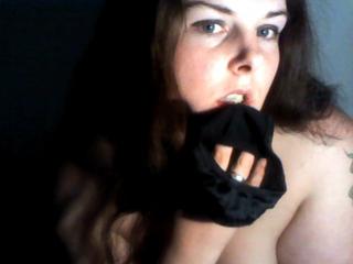 DirtyJeanette - Ich stehe auf geilen und versauten Sex. Lecke und blase sehr gerne. Au&szlig;erdem stehe ich auf Fu&szlig;fetisch und Tittenf*ck, mag SM-Sex und lasse mich gerne anal nehmen.