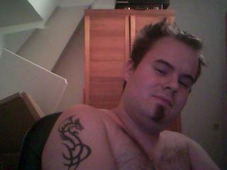 Geilerkini - Alter: 23 / Steinbock - Alter: 175 / kr&auml;ftig - Geschlecht: m&auml;nnlich - Ausrichtung: bisexuell - Haare: braun / kurz - Piercing: keins - BH-Gr&ouml;&szlig;e:  - Hautfarbe: weiss - Augen: gr&uuml;n - Rasur: teilrasiert