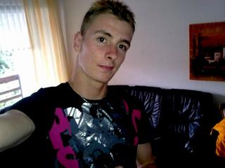 Hotguy898 - Komm rein, und sag mir, was Dich geil macht. Hab` Deinen Spass mit mir. Wenn es Dir gef&auml;llt, macht es mich geil, und ich freue mich auf euch M&auml;dels und erf&uuml;lle euch jeden Wunsch. :) Ich bin sehr offen und ehrlich. Eigentlich immer gut drauf und nett. Ich zeige mich gerne nackt, und ich liebe es, wenn ich Dir Deine W&uuml;nsche erf&uuml;llen kann und Deine geheimen Phantasien wahr werden lassen kann. 